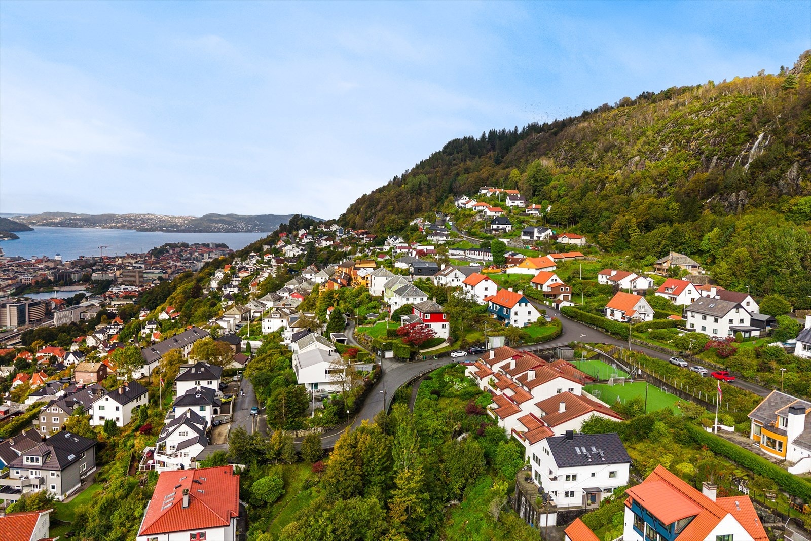 Området har gode bussforbindelser mot sentrum og umiddelbar nærhet til populære turløyper i byfjellene. Galleribilde