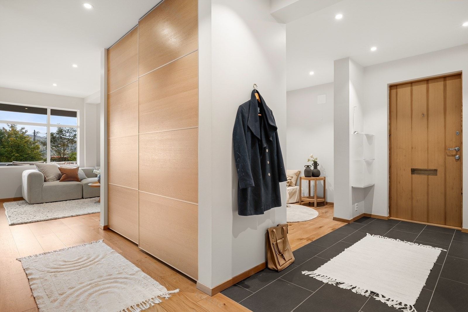 Stor skyvedørsgarderobe i entréen gir rikelig med oppbevaringsplass til yttertøy og sko. Galleribilde