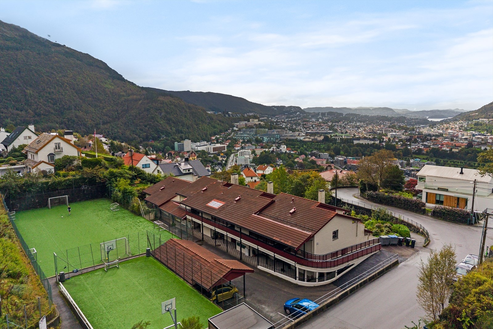 Starefossen nærmiljøanlegg med ballbinge ligger like ved eiendommen. Perfekt når barn og barnebarn kommer på besøk! Galleribilde