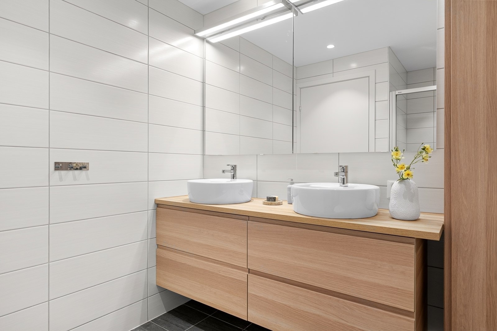 Badet fra 2017 har flislagte overflater, med varmekabler i gulvet og innfelte downlights i himlingen. Galleribilde