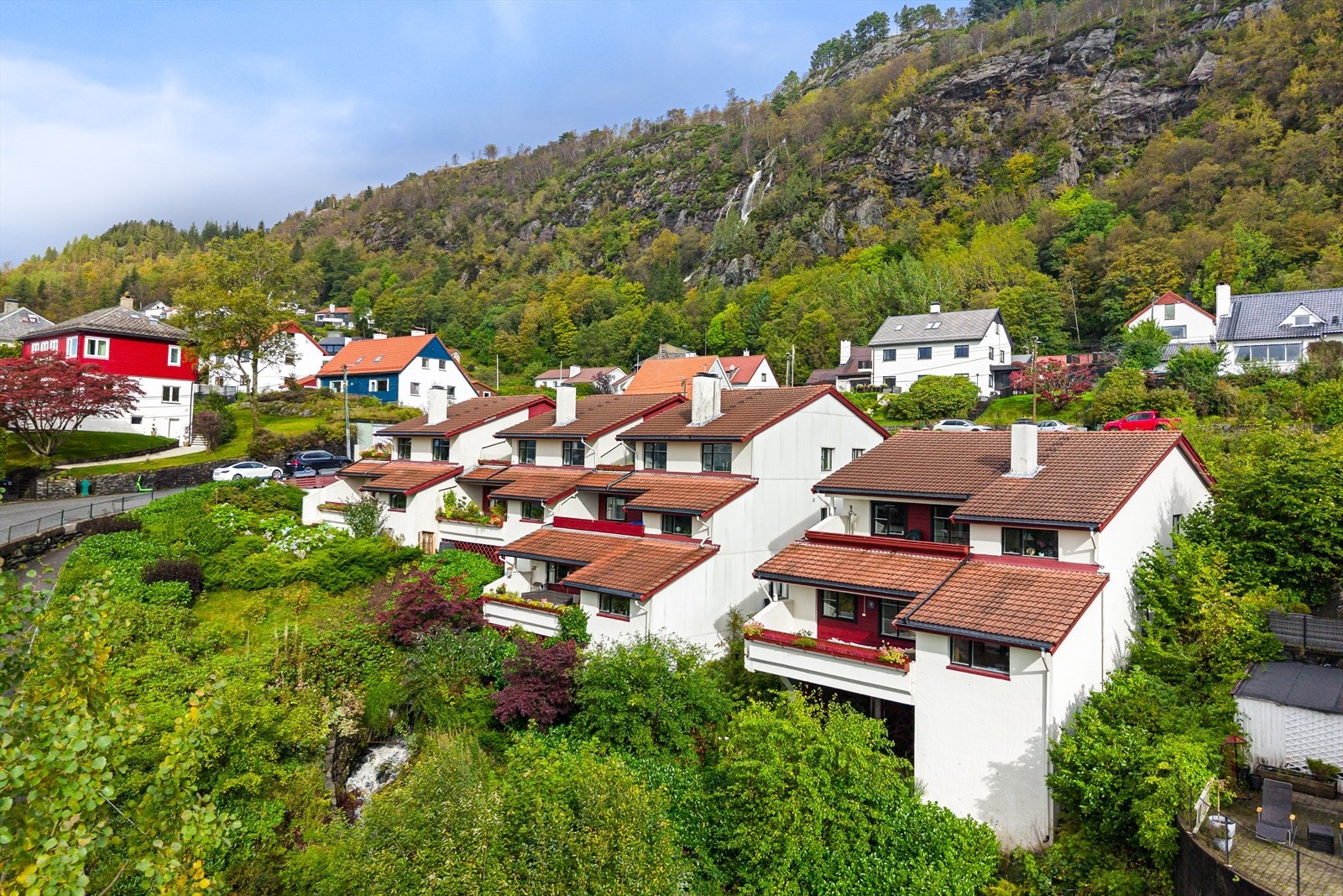 Beliggenheten ved foten av Fløyfjellet, gjør at søndagsturen starter allerede i det man krysser dørstokken. Galleribilde