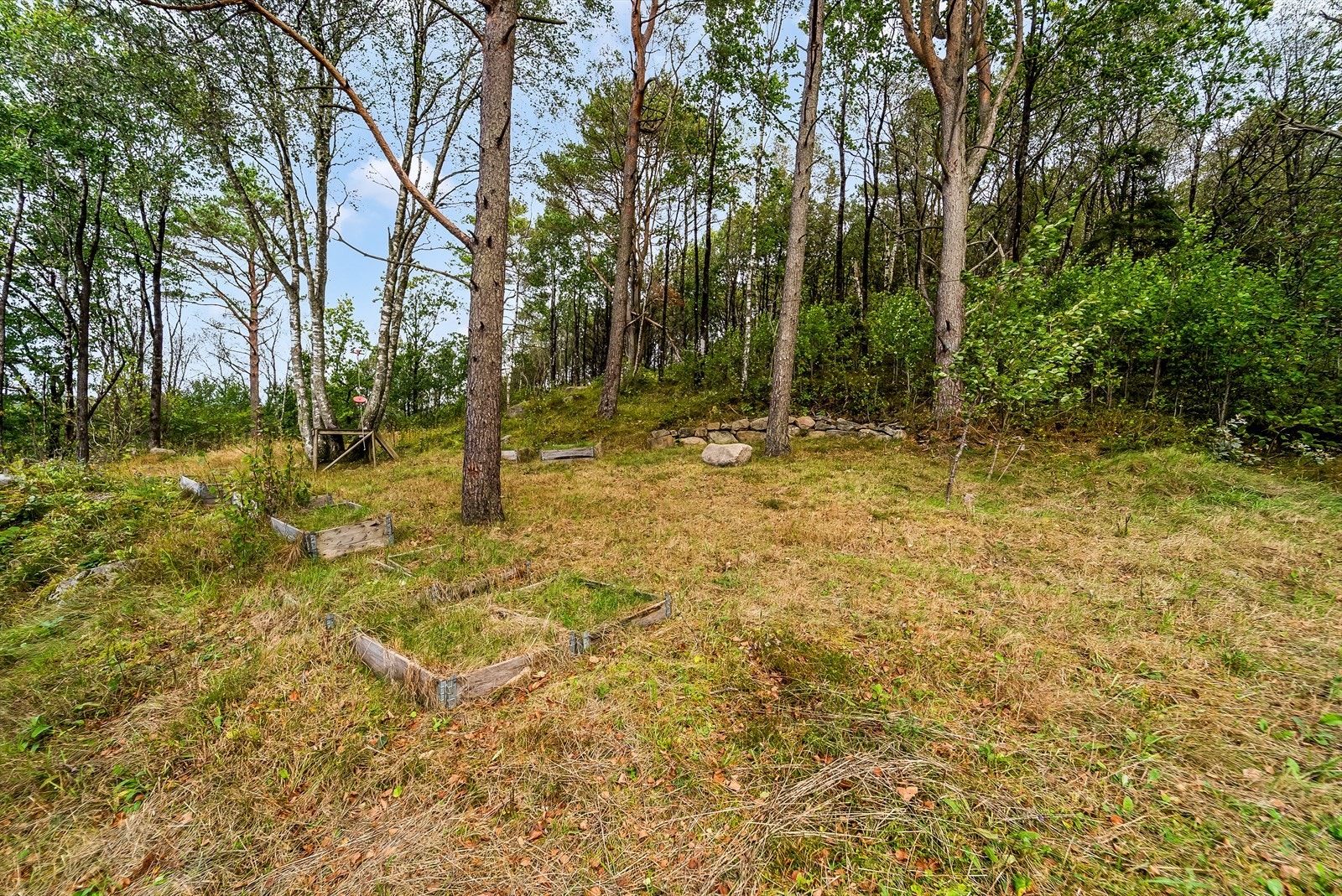 Bakre del av tomta med plass til å dyrke sine interesser. Galleribilde
