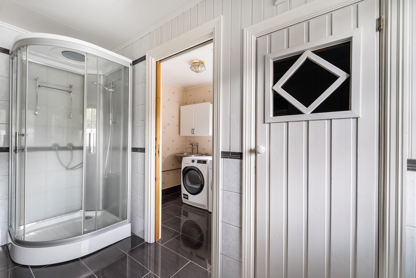 Fra badet er det direkte adkomst til vaskerom med opplegg for vaskemaskin og ekstra oppbevaringsmuligheter. Galleribilde
