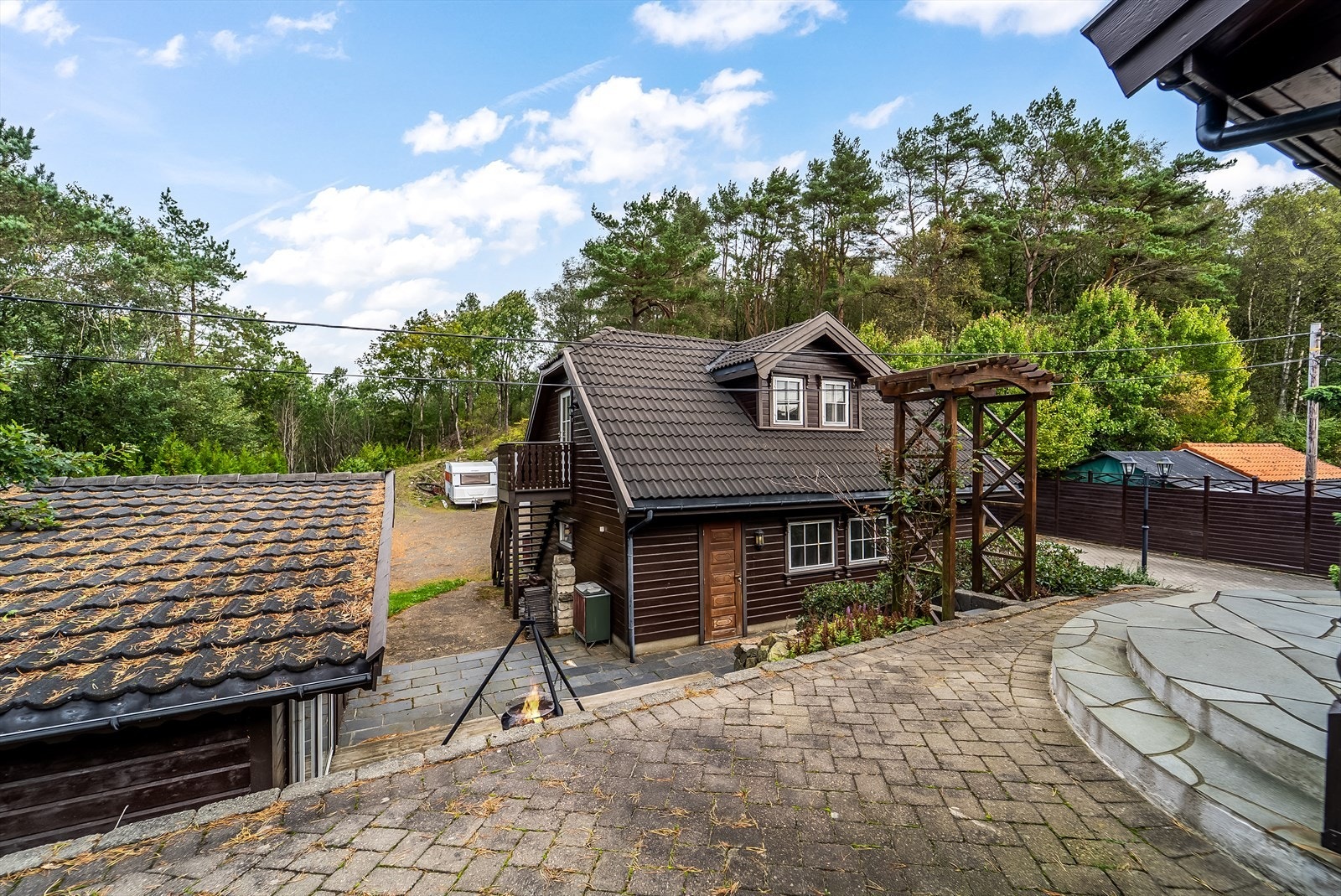 Utsikt fra boligen mot bakhagen. Galleribilde