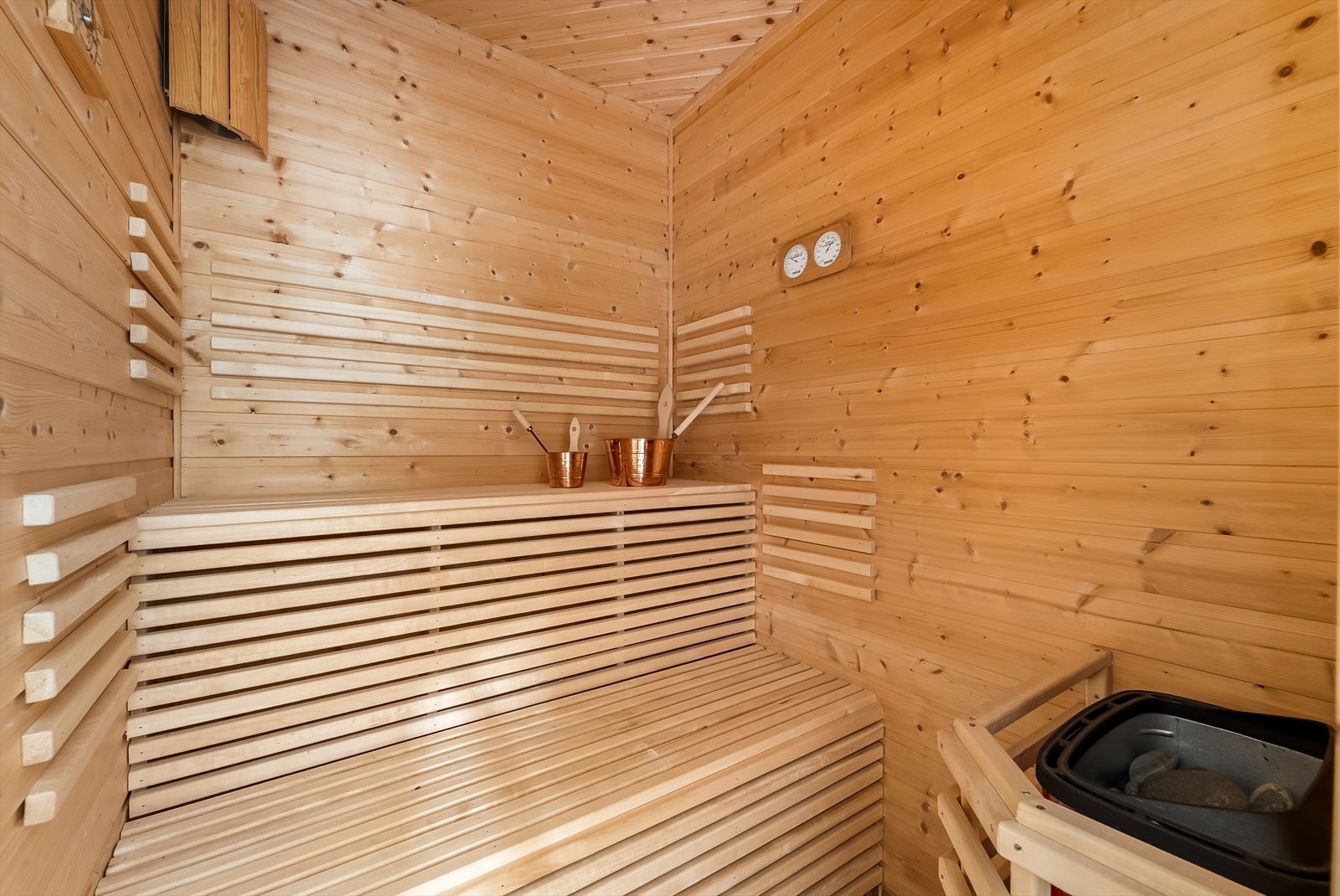 I tilknytning til badet finner man en egen badstue, utført i treverk med sittebenker i flere høyder. Dette er et attraktivt tillegg som gir gode muligheter for avslapning og velvære gjennom hele året. Galleribilde