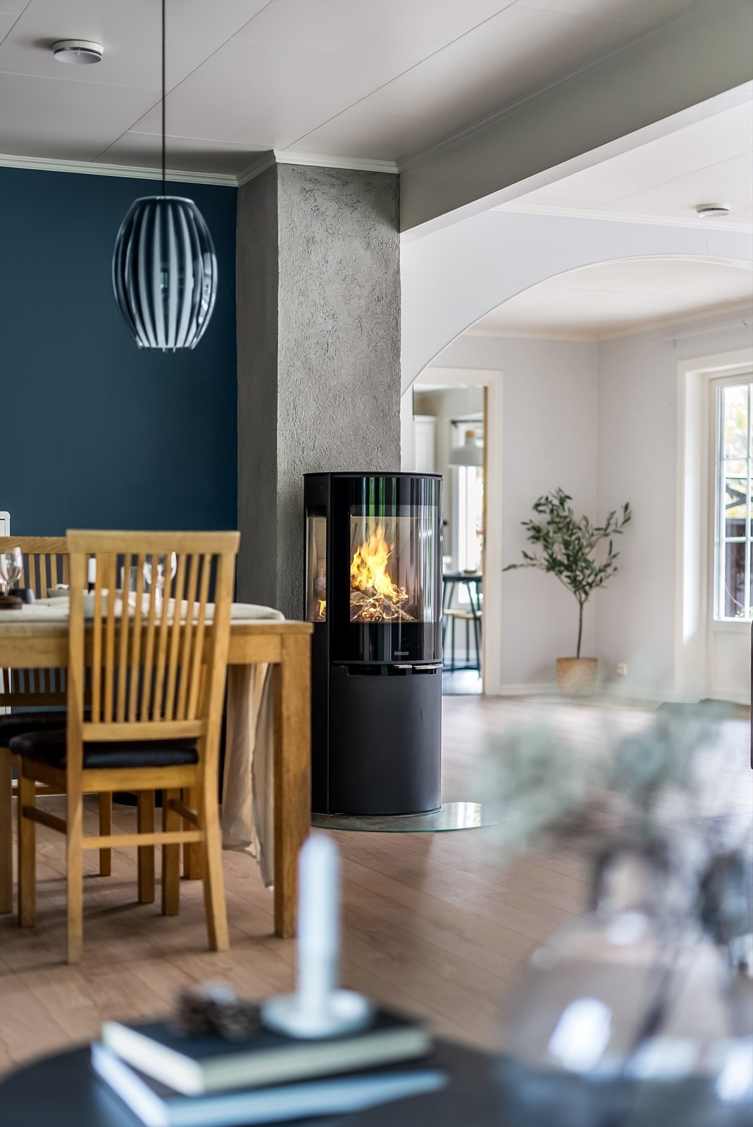 Moderne peisovn med sentral plassering i boligen, som gir både effektiv oppvarming og en lun atmosfære i oppholdsrommene. Galleribilde