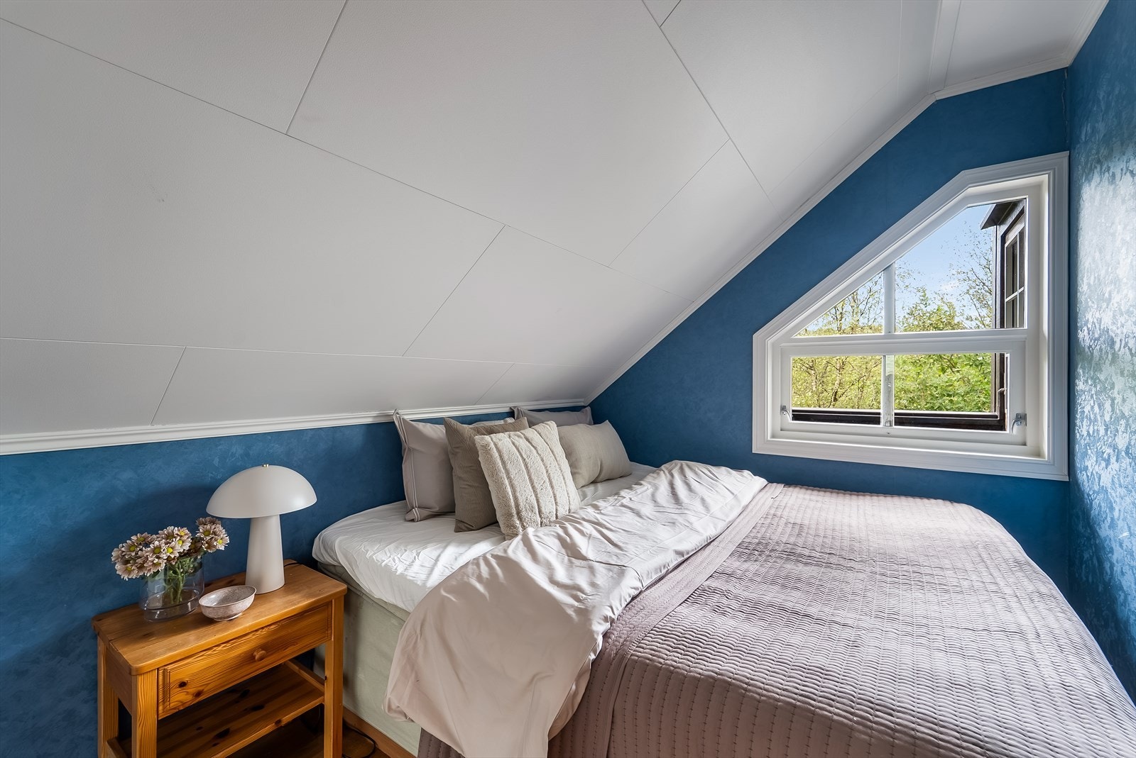 Soverom i loftsetasjen med plass til dobbeltseng. Galleribilde