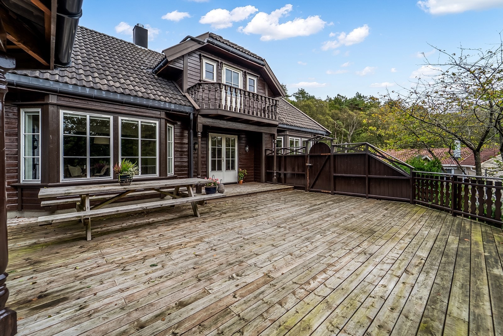 Boligen har en terrasse med god plass til både spisegruppe og øvrig utemøblement. Terrassen ligger i direkte tilknytning til boligens oppholdsrom. Galleribilde