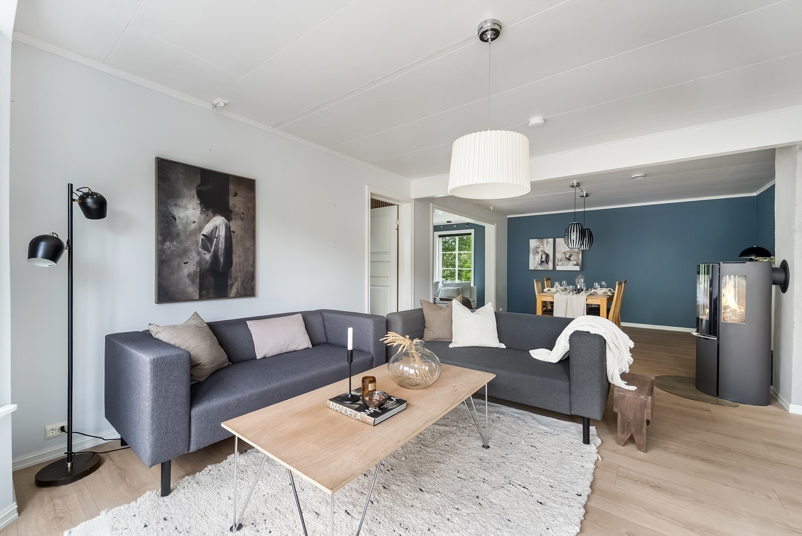 Stuen fremstår romslig og funksjonell, med god kontakt mellom oppholds- og spisearealene. Galleribilde
