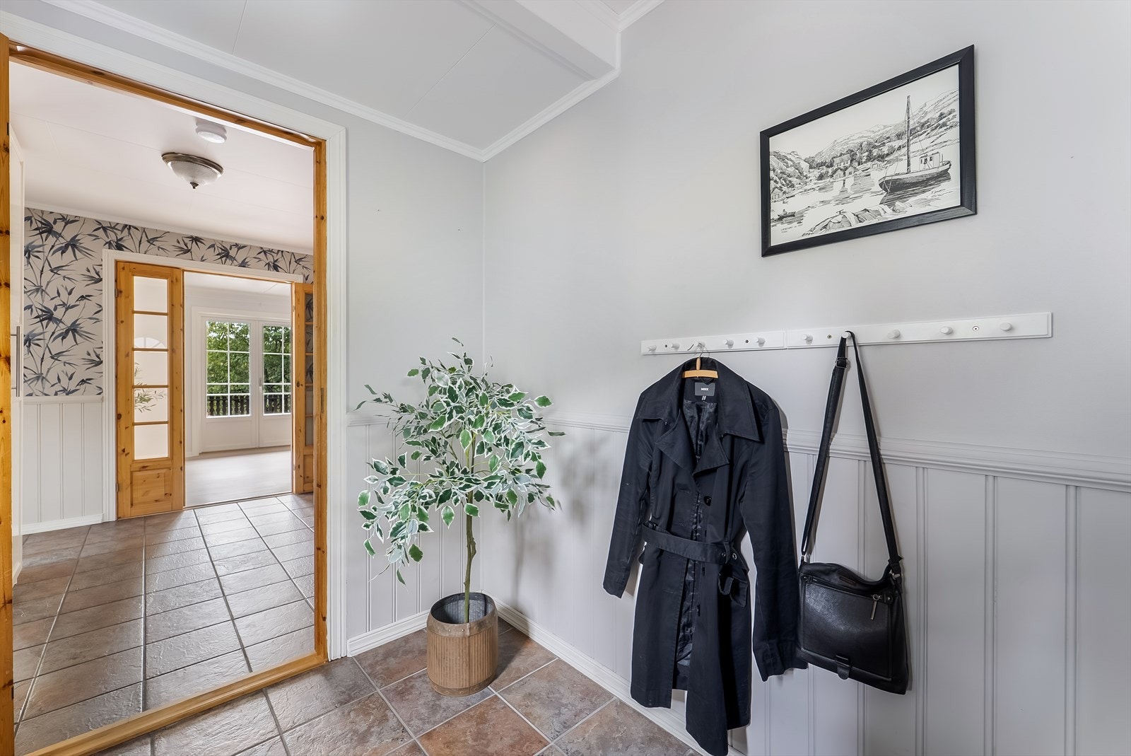 Ved hovedinngangen er det avkledningsplass. Galleribilde