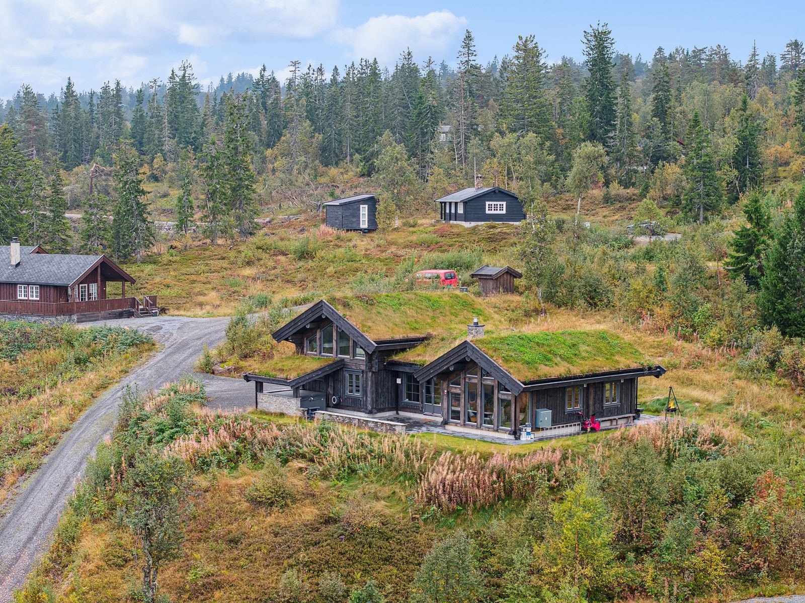 Området tilbyr et variert landskap med skog og åpne vidder, perfekt for friluftsaktiviteter som fotturer og sykling om sommeren, og langrenn om vinteren. Galleribilde