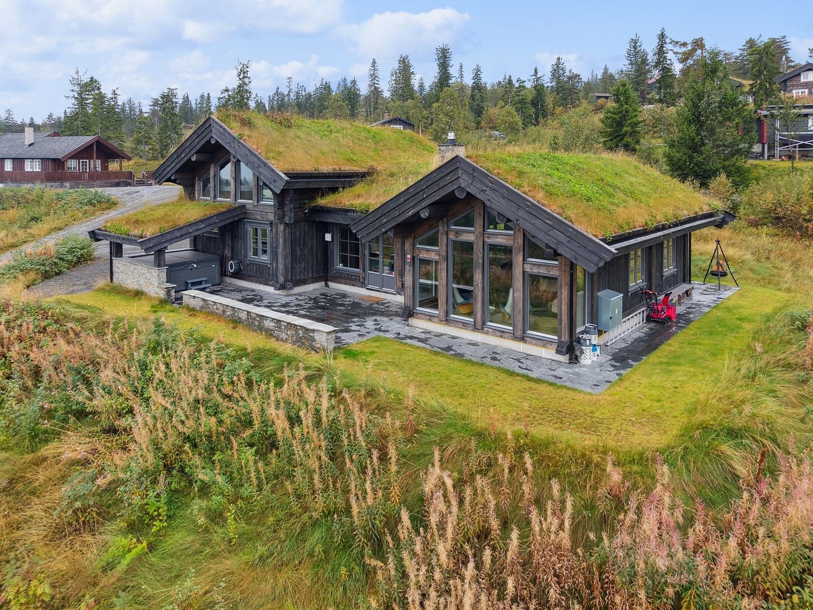 Velkommen til Bakkansetervegen 54 - Hytten er vesentlig oppgradert i forhold til tilsvarende hyttemodeller i området og har en unik beliggenhet. Foto: Lauris Arins - Efekt Galleribilde