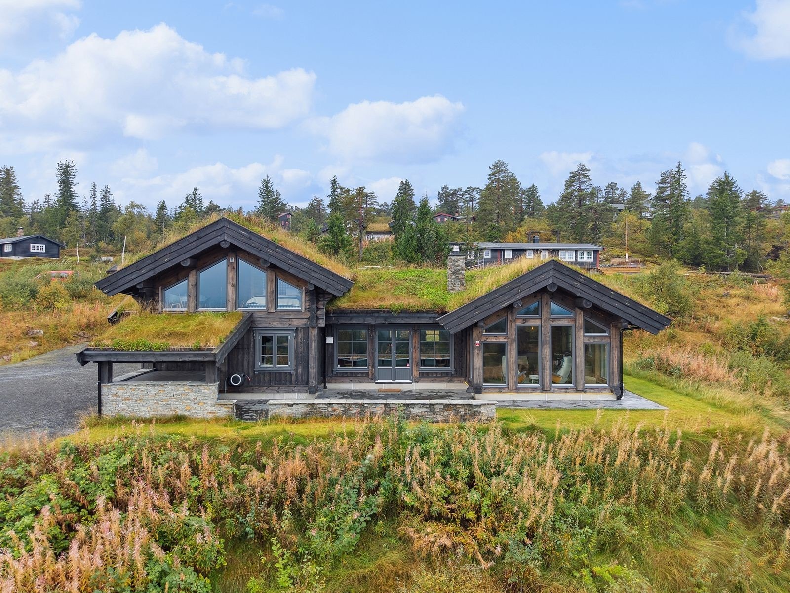 Meget smakfull hytte fra 2020 på en fantastisk fin utsiktstomt! Galleribilde