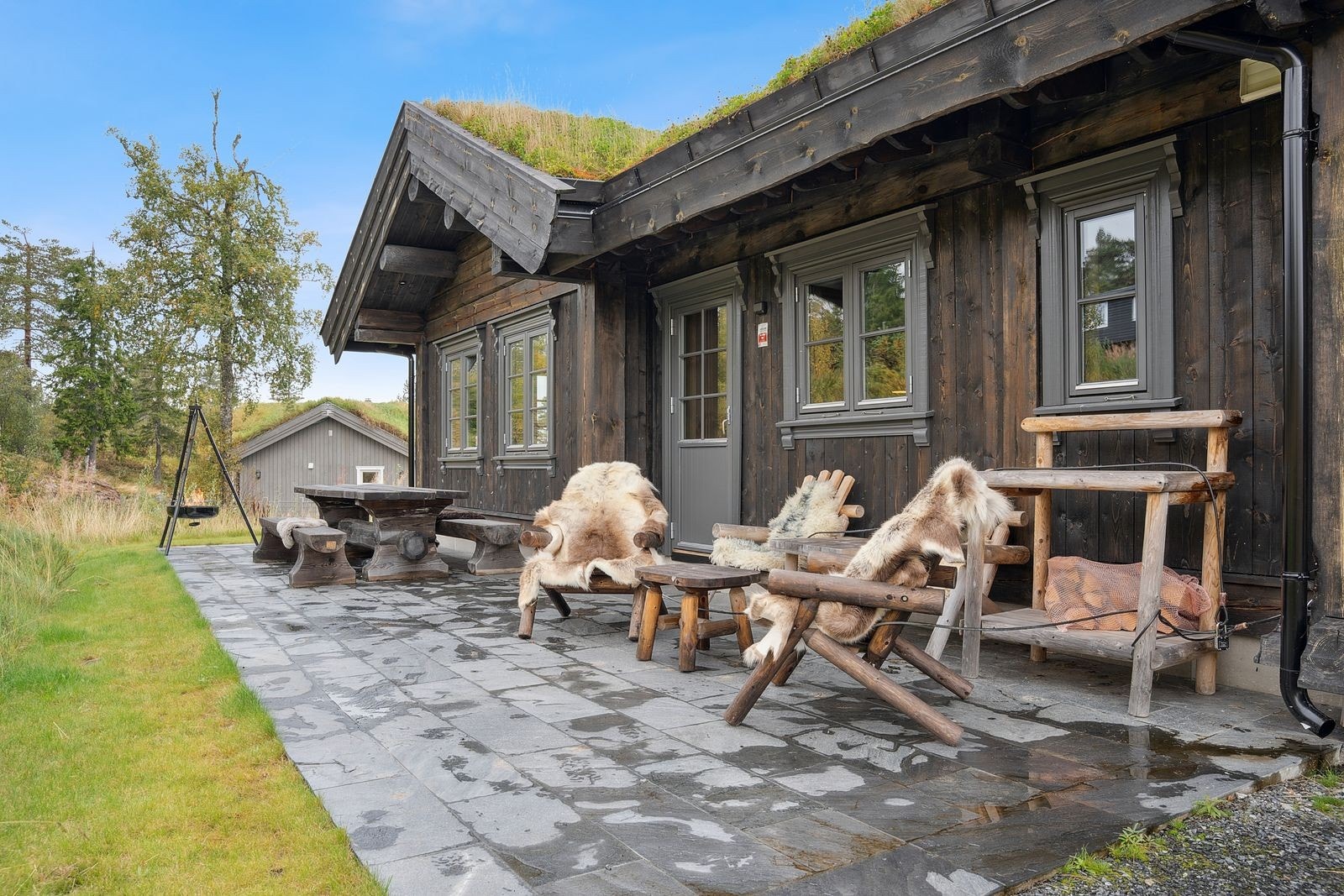 Det er utgang til en romslig terrasse på ca. 35 kvm fra kjøkkenet. Galleribilde