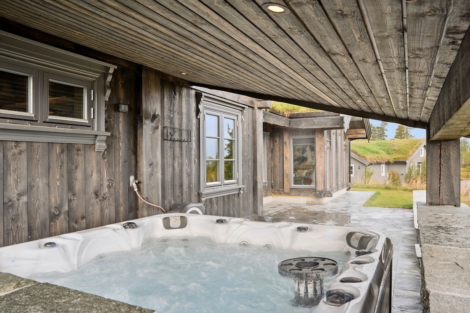 På terrassen er det en overbygget jacuzzi. Galleribilde