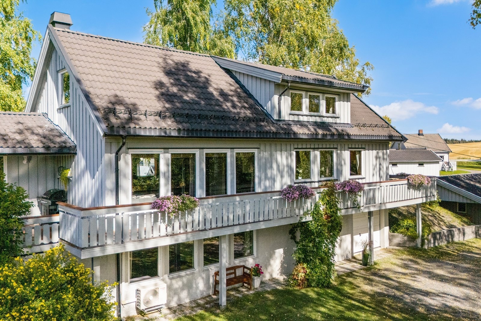 Boligen er fra 1963, senere tilbygget og ombygget i 2021 og er over tre plan. Galleribilde