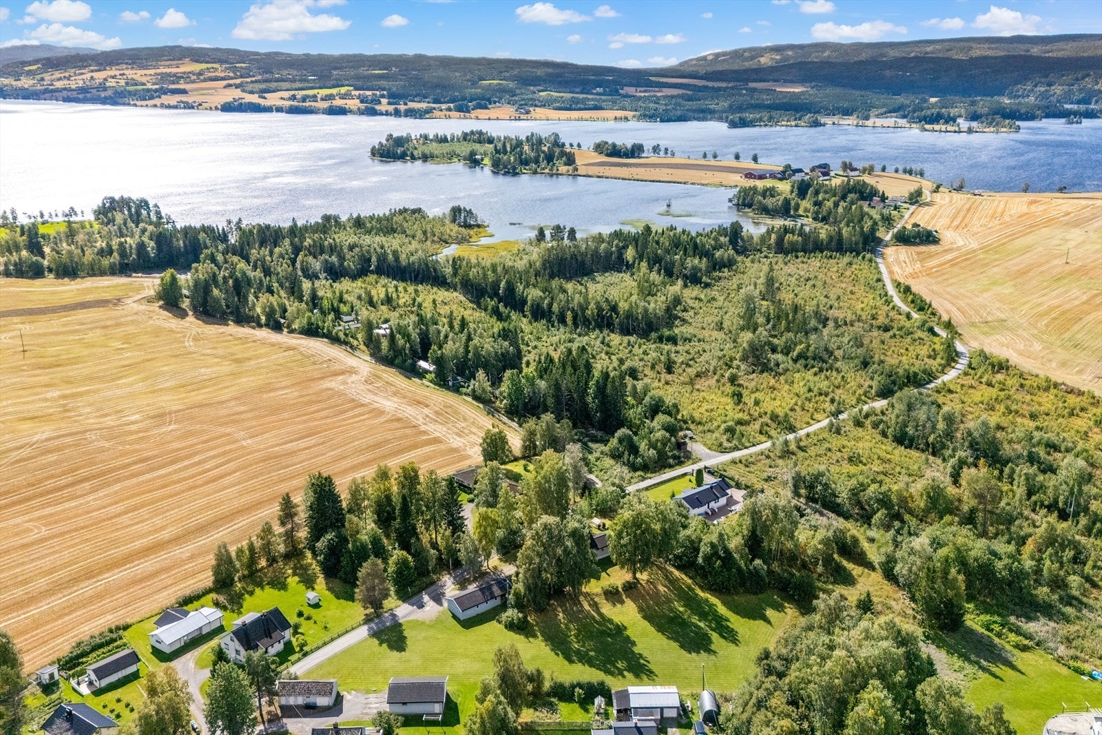 Boligen har en særdeles flott beliggenhet på Eina, i området ned mot Blilisanden. Eiet tomt på 5,8 mål, gode solforhold. Galleribilde