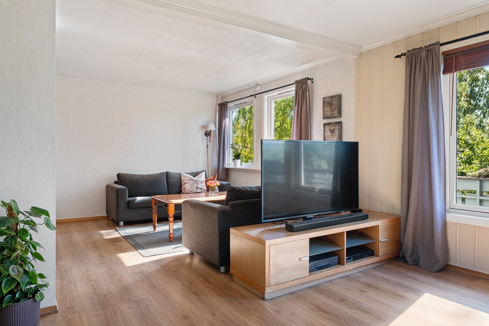 Stuen er romslig nok til at du kan innrede i ulike soner. Galleribilde