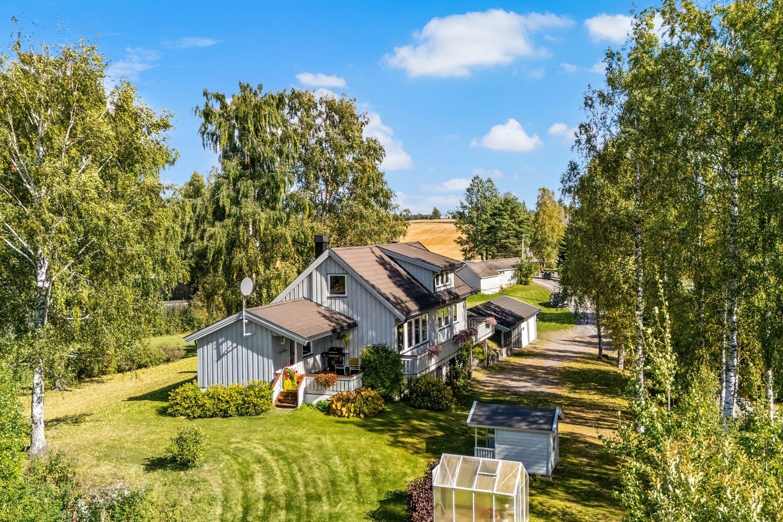 Flott eiendom på stor og solrik tomt. Galleribilde