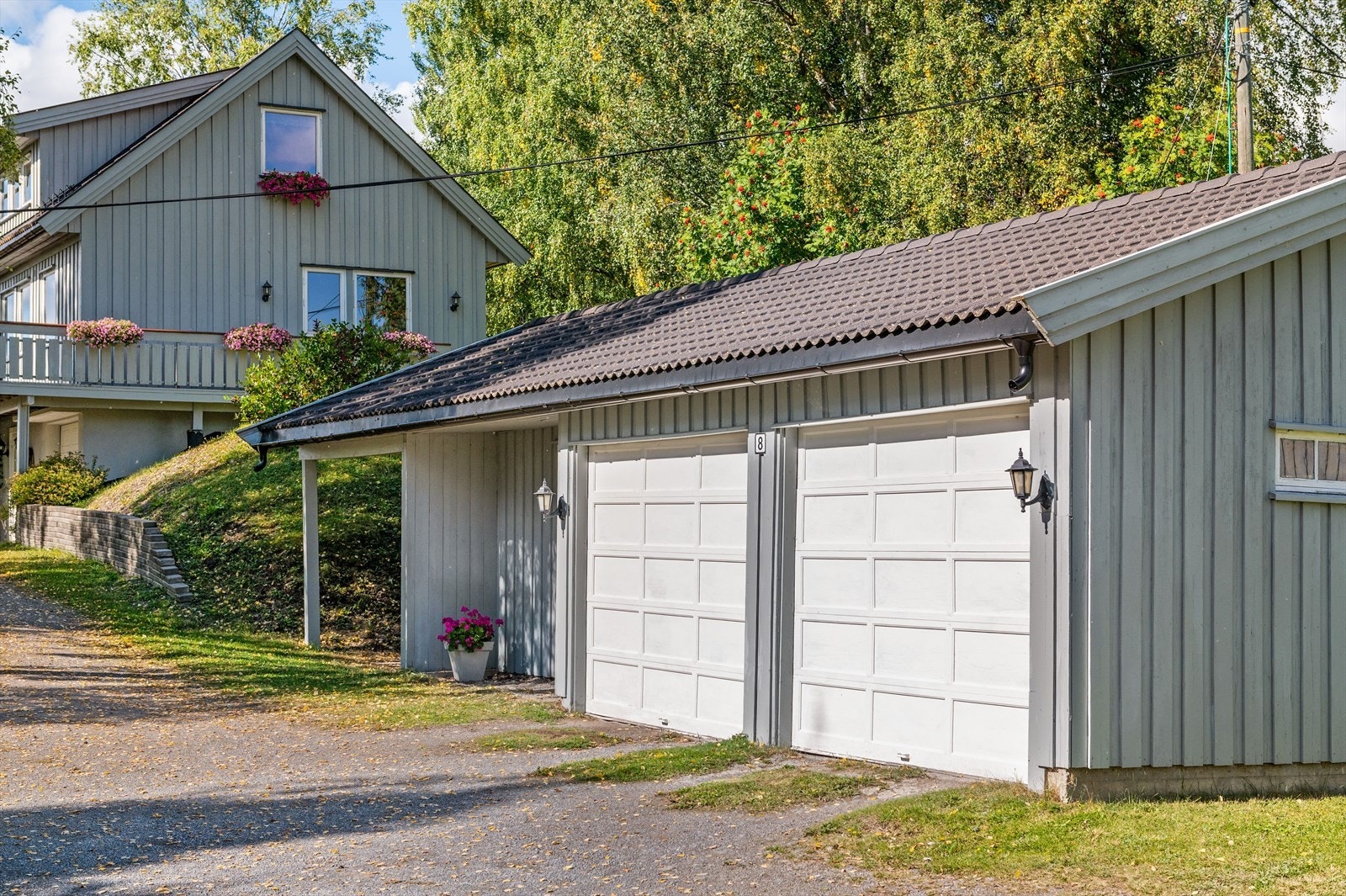 Dobbel garasje med bod og carport Galleribilde