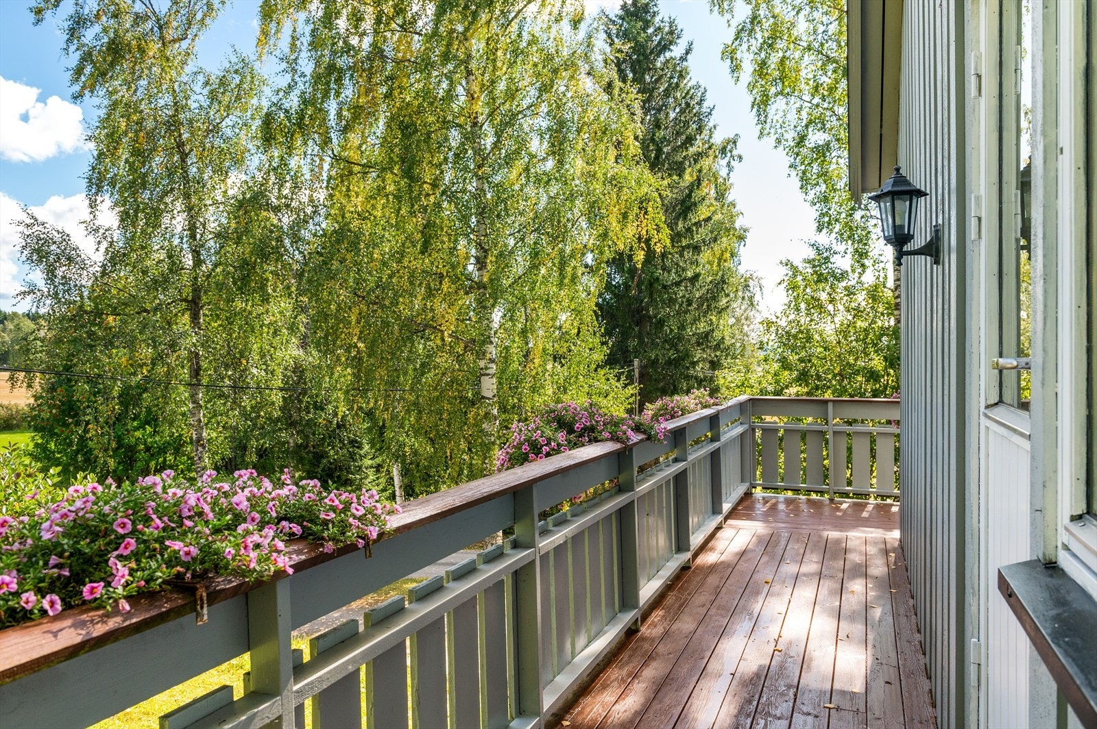 Terrasse/balkong strekker seg på flere sider av boligen. Galleribilde