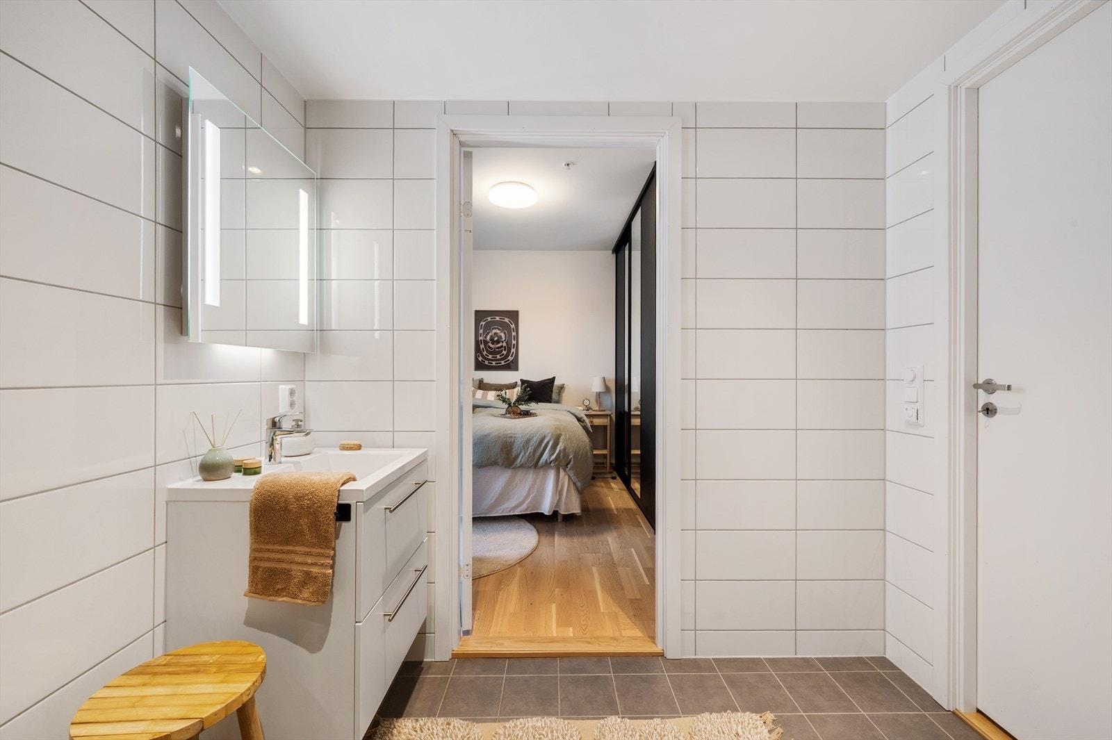 - Merk at du også har tilkomst til badet fra gangen - Galleribilde