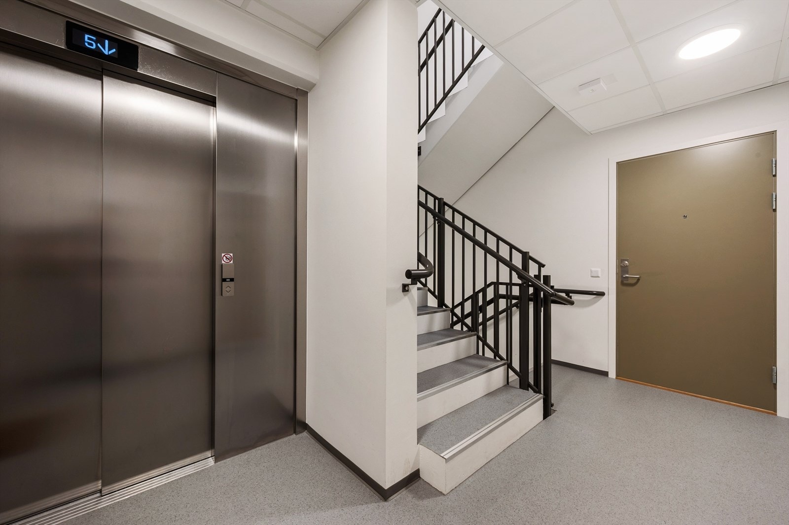 - Med trappefri adkomst fra garasjeplan er dette en leilighet som kan passe flere ulike livsfaser - Galleribilde