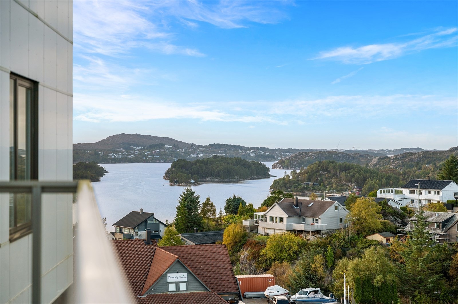 - En nyere endeleilighet med en svært sentral og attraktiv beliggenhet midt i Sotra Kystby - Galleribilde