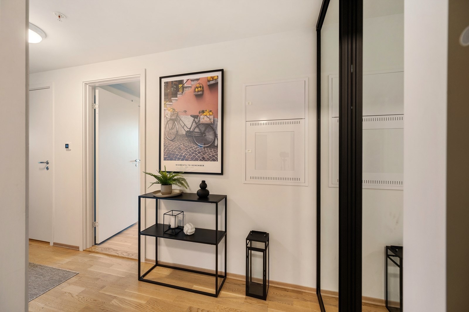 - Romslig gang på 8m² med praktisk skyvedørsgarderobe - Galleribilde