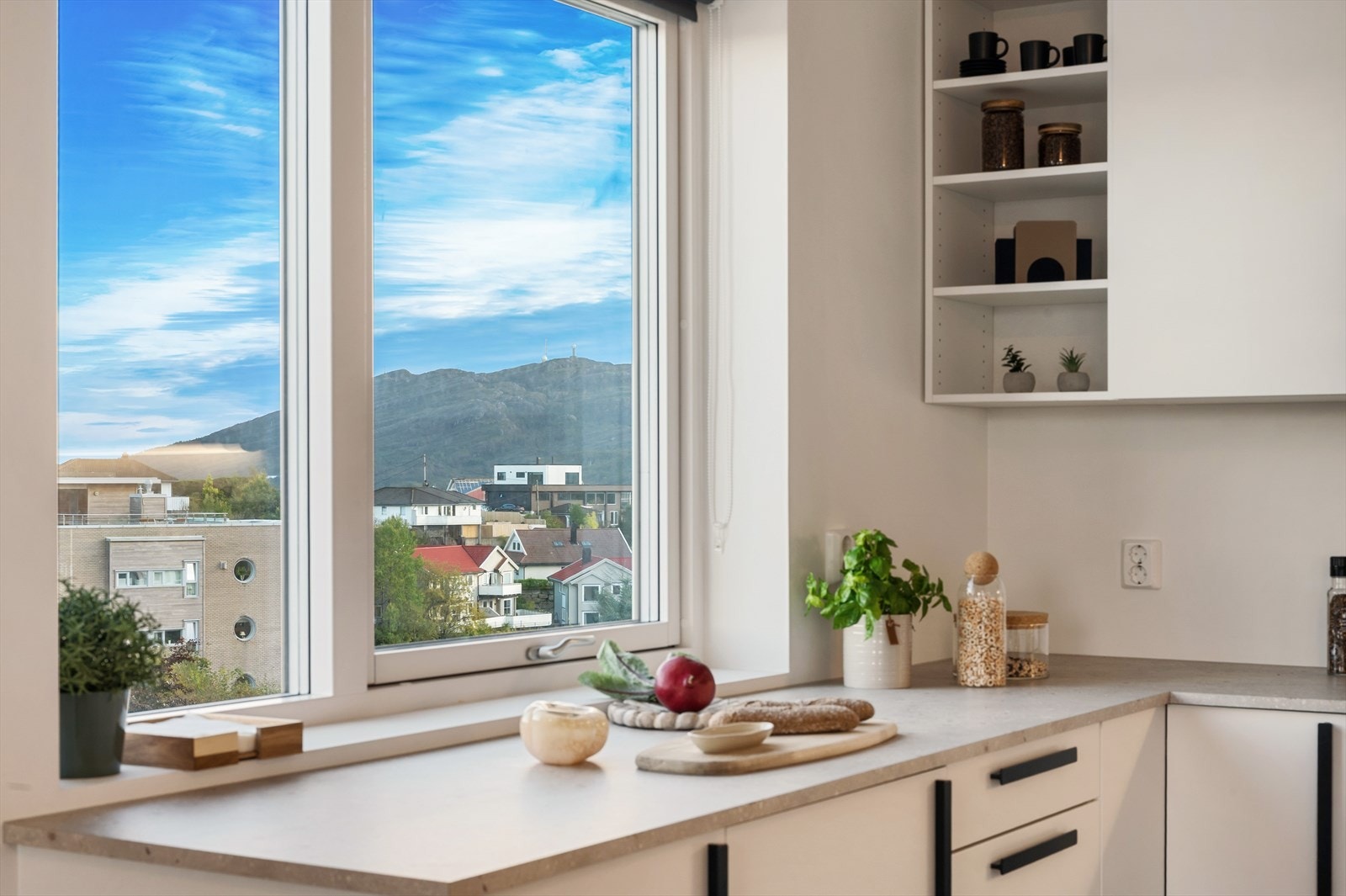 - Lekker kjøkkeninnredning med slette fronter og benkeplate av laminat - Galleribilde