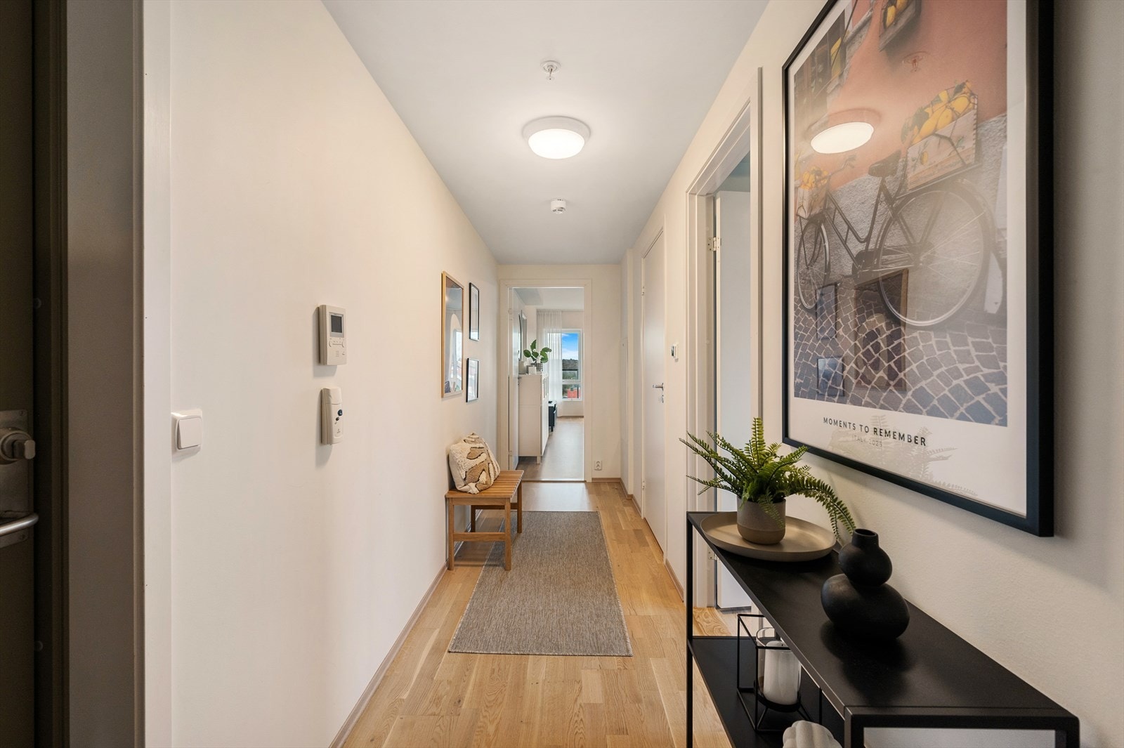 - Gangen er lys og innbydende, og gir et flott og representativt førsteinntrykk av boligen - Galleribilde