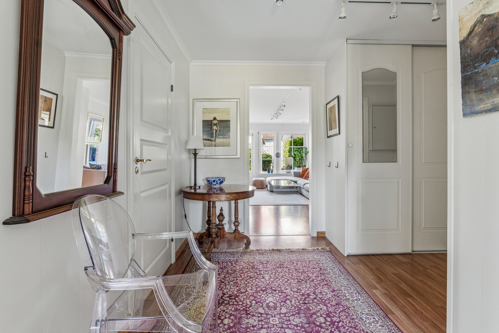 Romslig entrè med skyvedørsgarderobe Galleribilde