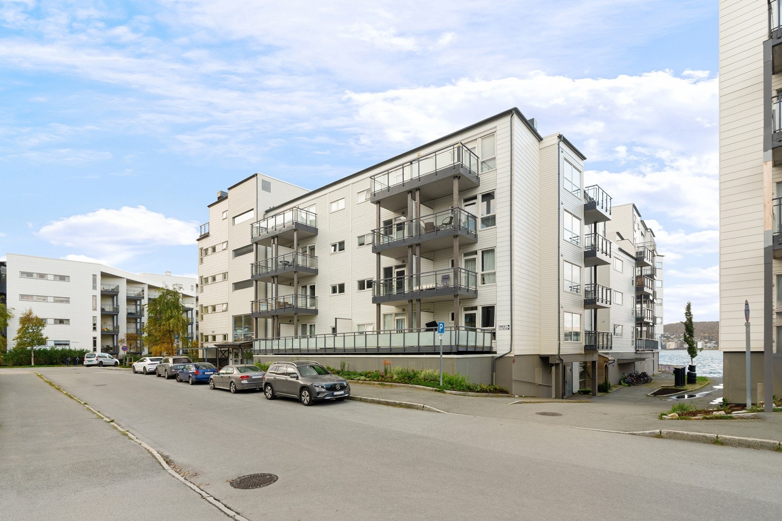 Det er parkering i garasje, samt felles gjesteparkering like ved veien.