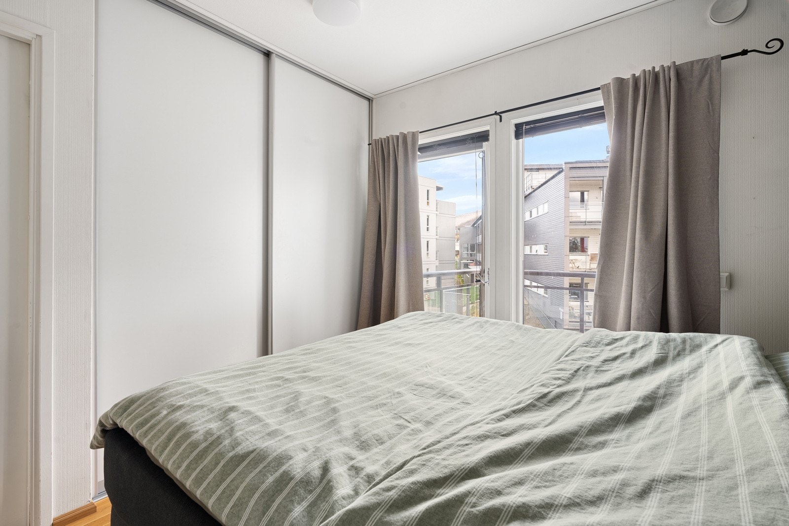 Hovedsoverommet har skyvedørsgarderobe og direkte utgang til en østvendt balkong