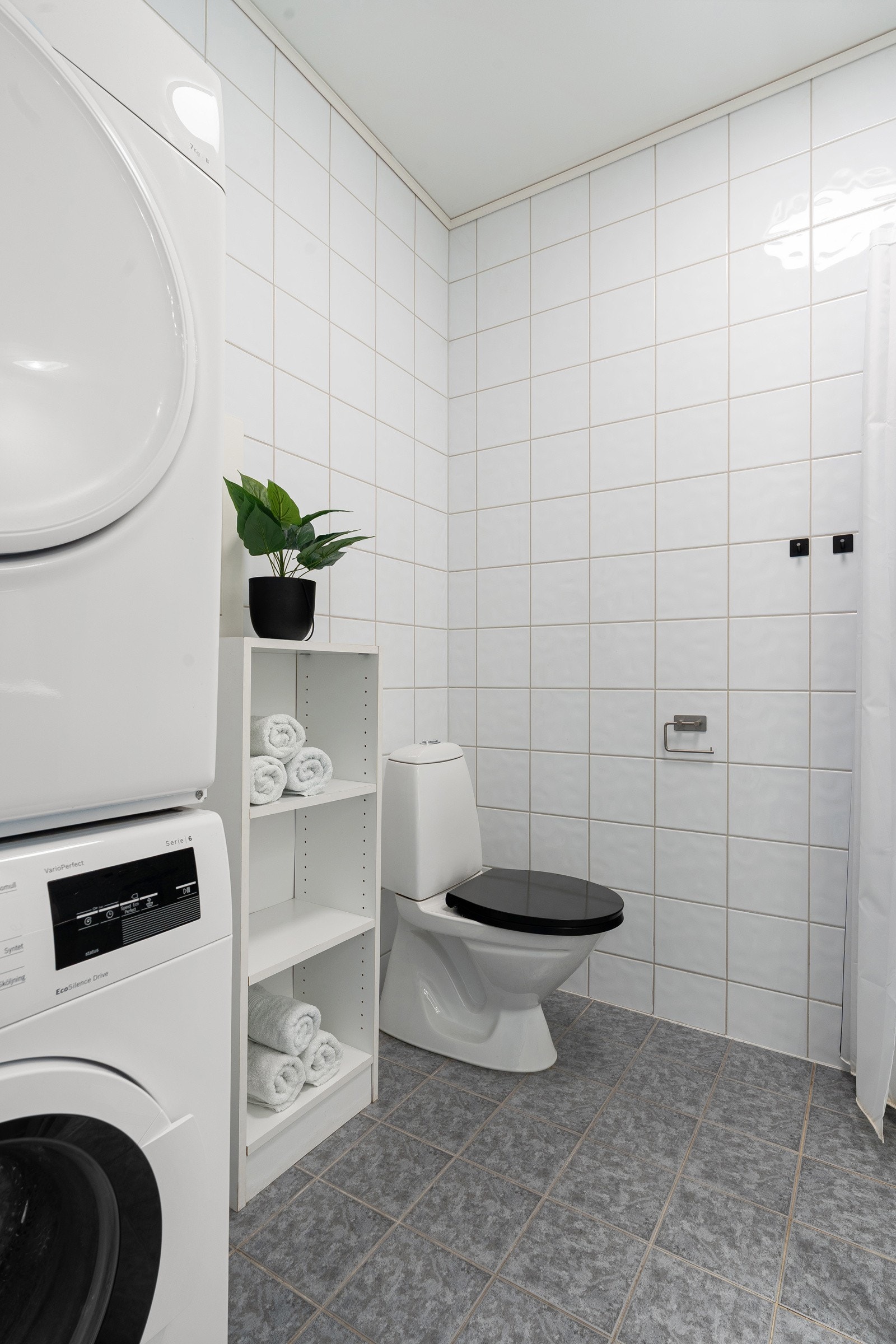 Videre har badet wc, opplegg for vaskemaskin og god plass til ekstra skap, stellebord eller kommode.