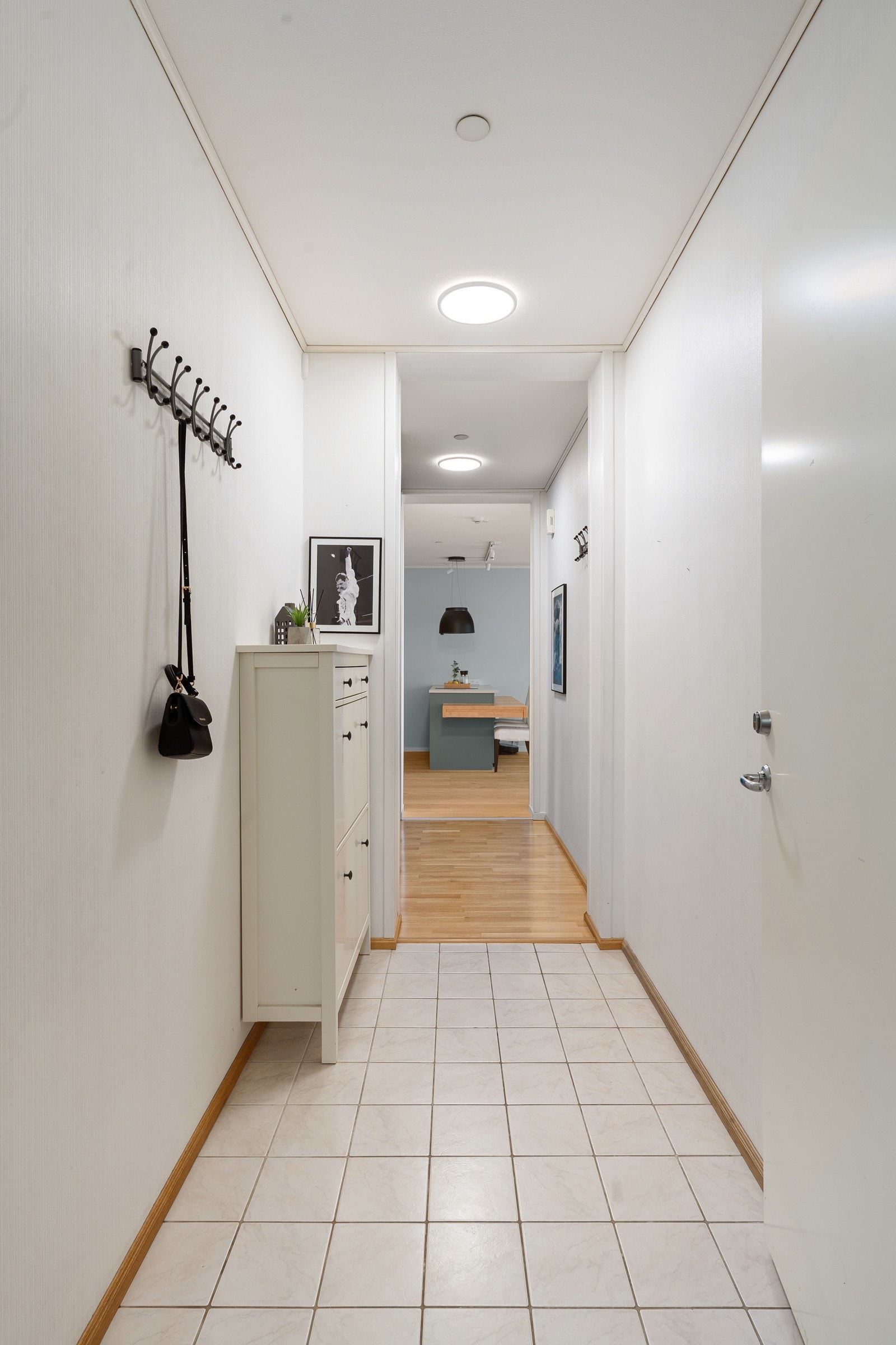 Romslig entré med flislagt gulv og vannbåren gulvvarme, samt god plass til skoskap.