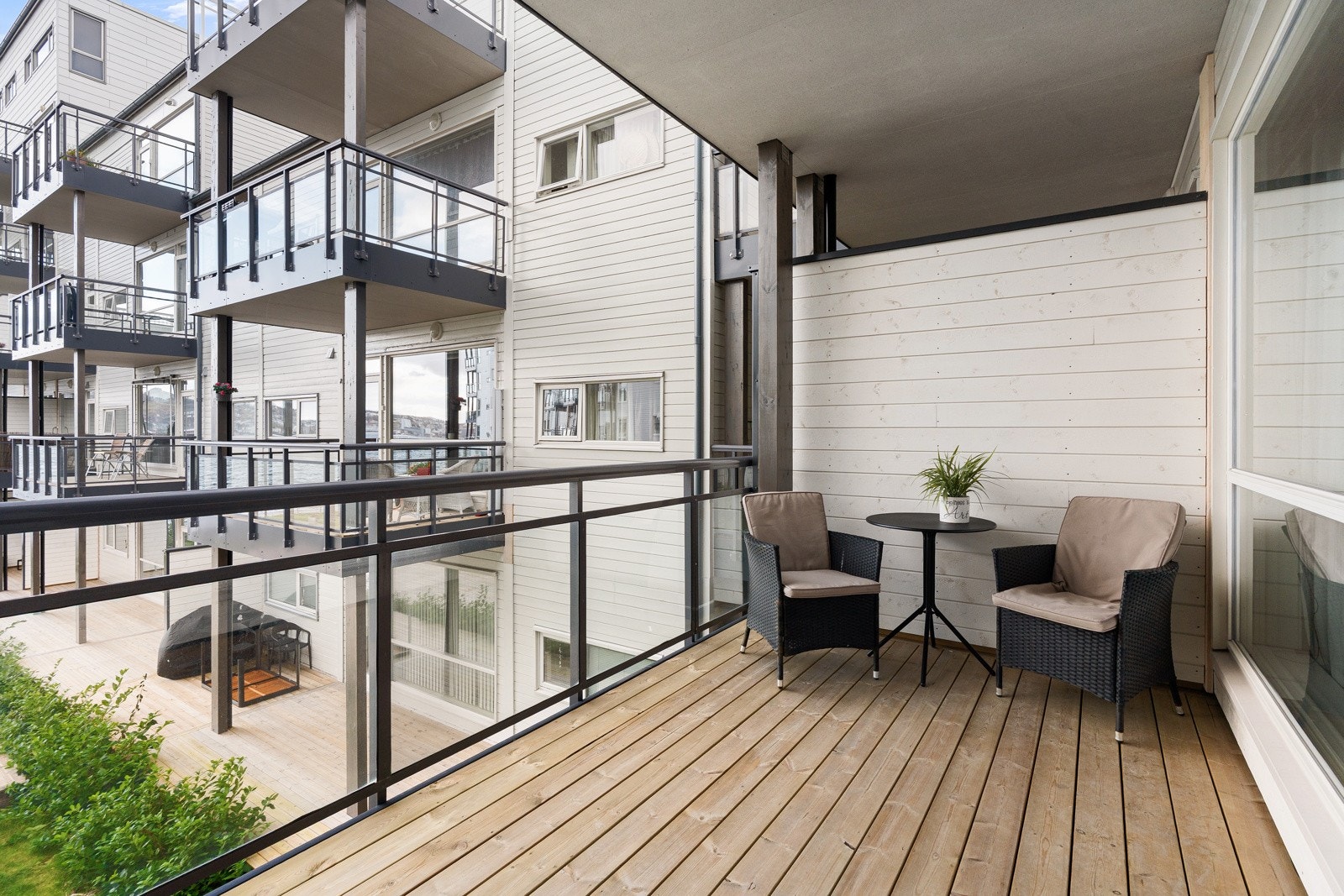 Balkongen er på ca. 9 m² og har god plass til både hagemøbler og grill - perfekt for hyggelige måltider og avslappende stunder utendørs.