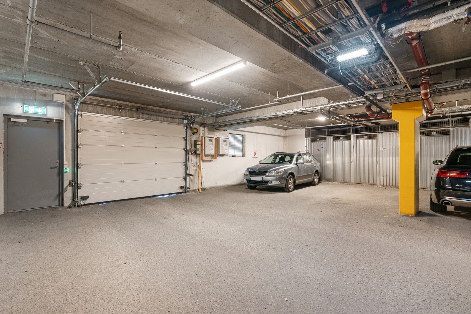 Det medfølger en fast parkeringsplass i felles, lukket garasjeanlegg. Det er heis fra garasjeplan og opp til alle etasjer