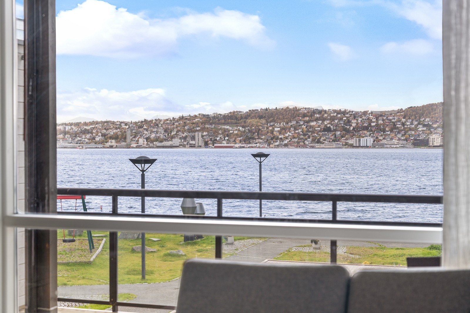 Stuen har store vindusflater som gir rikelig med lys inn og bevarer den flotte utsikten mot sundet og Tromsøya!