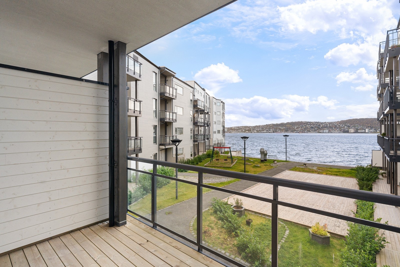 Leiligheten har en smart og gjennomgående planløsning, med balkong på hver side! På den ene kan du nyte vakker sjøutsikt og fine godværsdager!