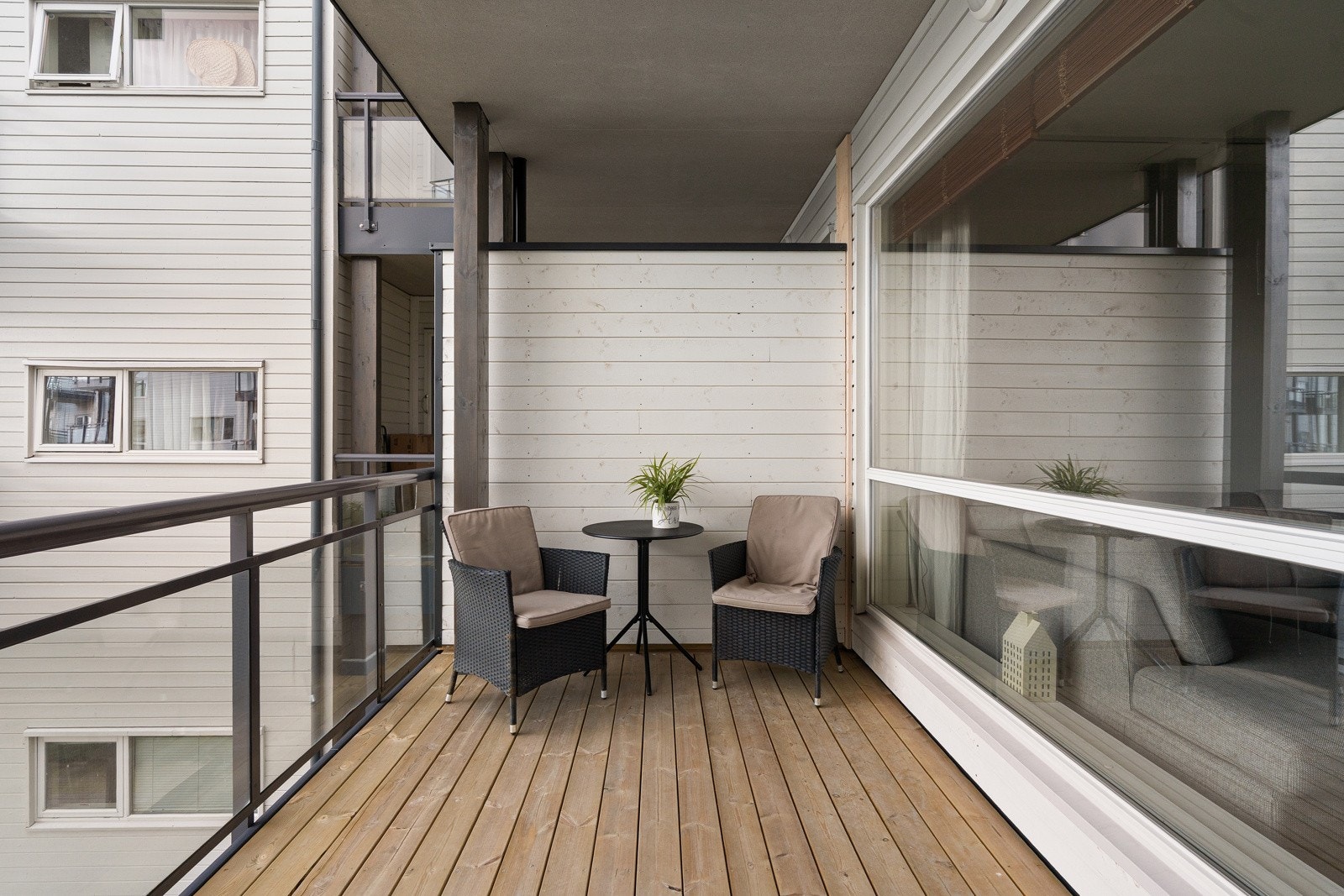 Den takoverbygde balkongen gir en lun og skjermet uteplass. Balkongene er nylig renovert i regi av sameiet