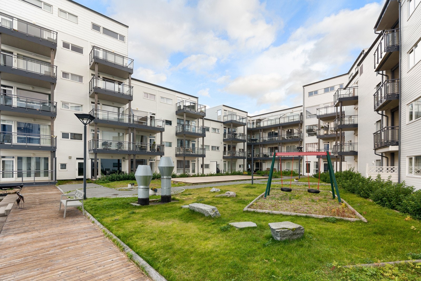 Flotte felles uteområder med gode solforhold, samt felles lekeplass for sameiets minste barna