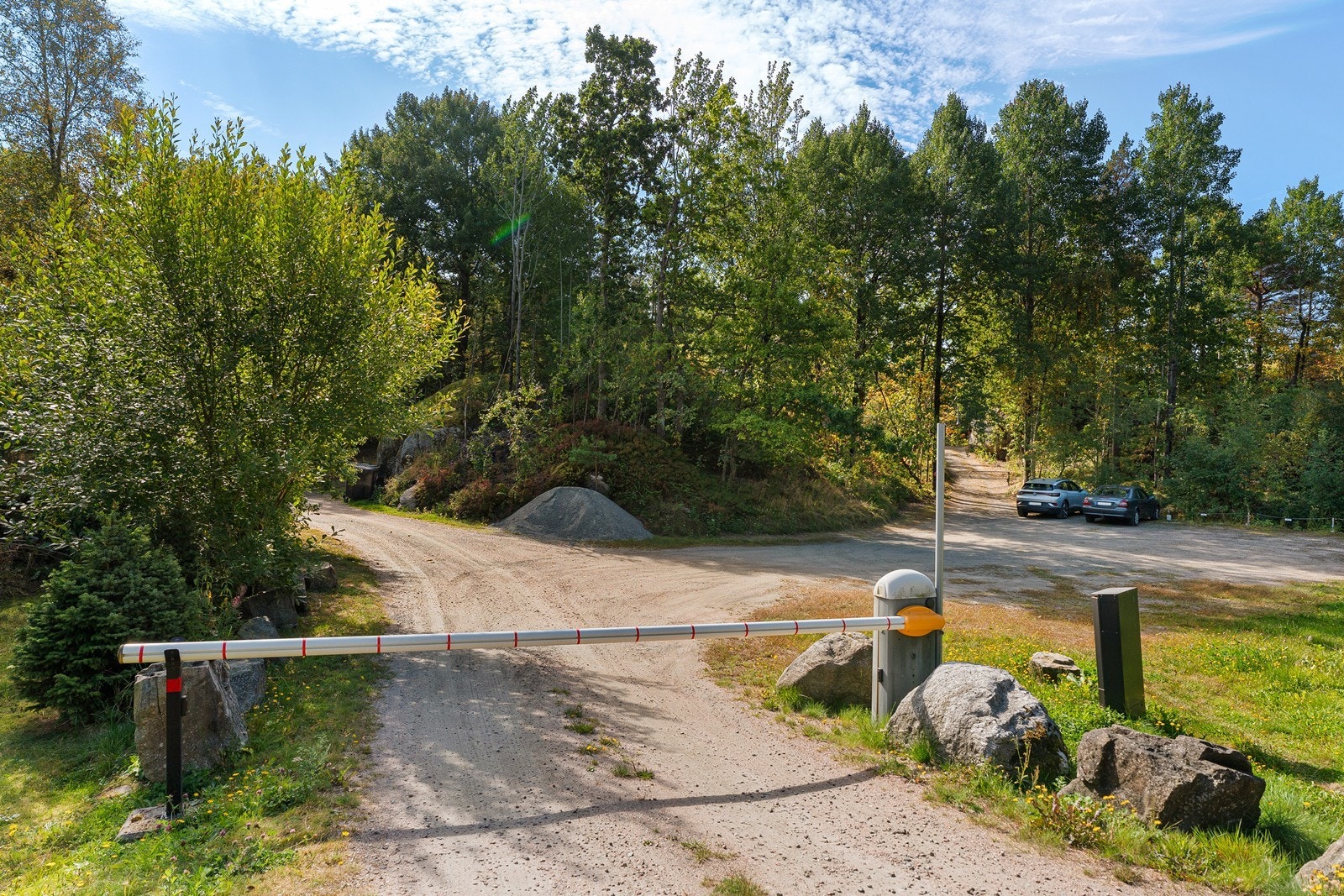 Hyttegrenden har egen bom for innkjørsel til parkeringen Galleribilde