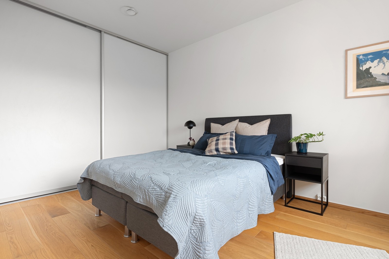 Hovedsoverommet har god plass til stor seng, og har i tillegg skyvedørsgarderobe som går langs hele veggen.