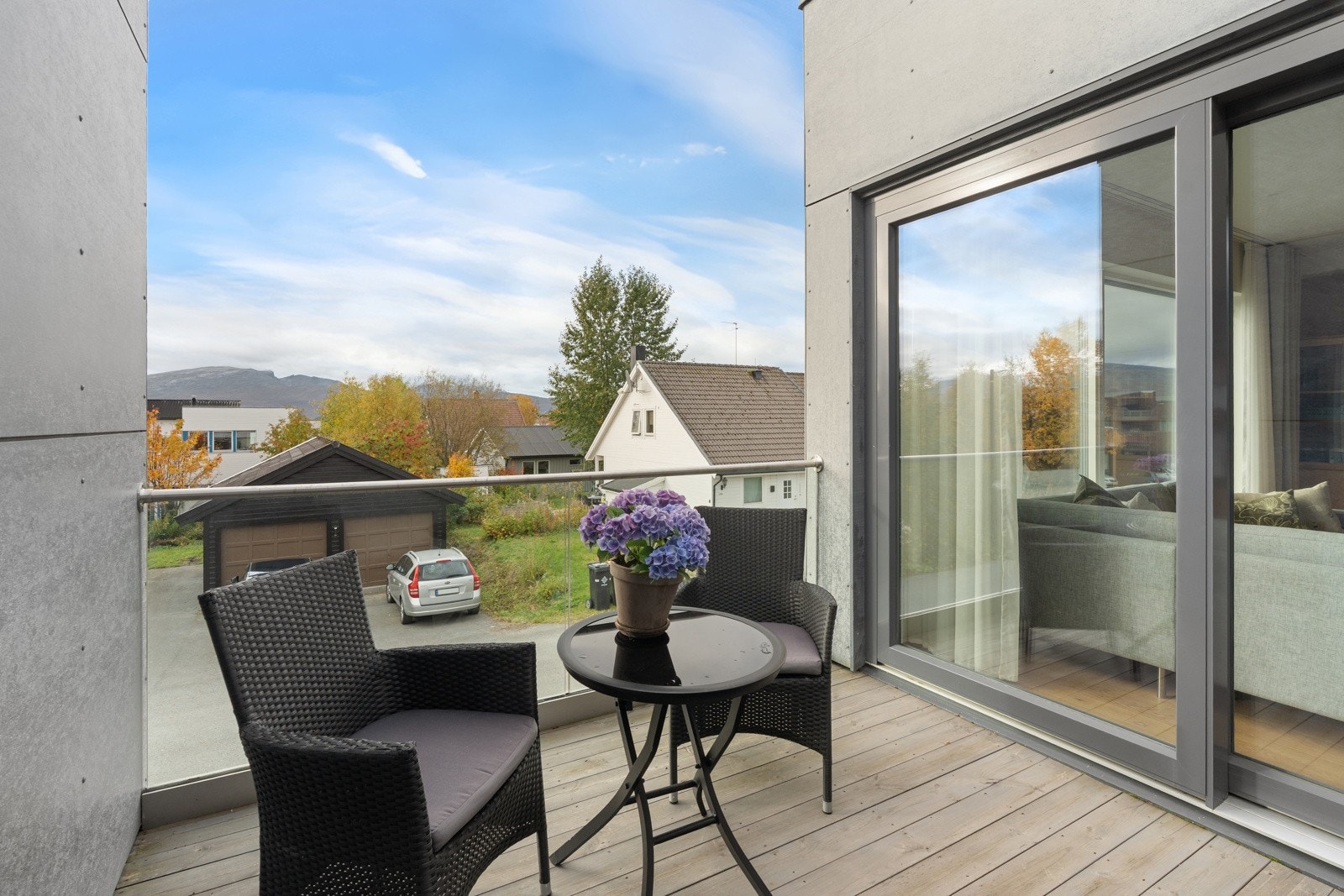 Ut fra stuen har man en vestvendt veranda.