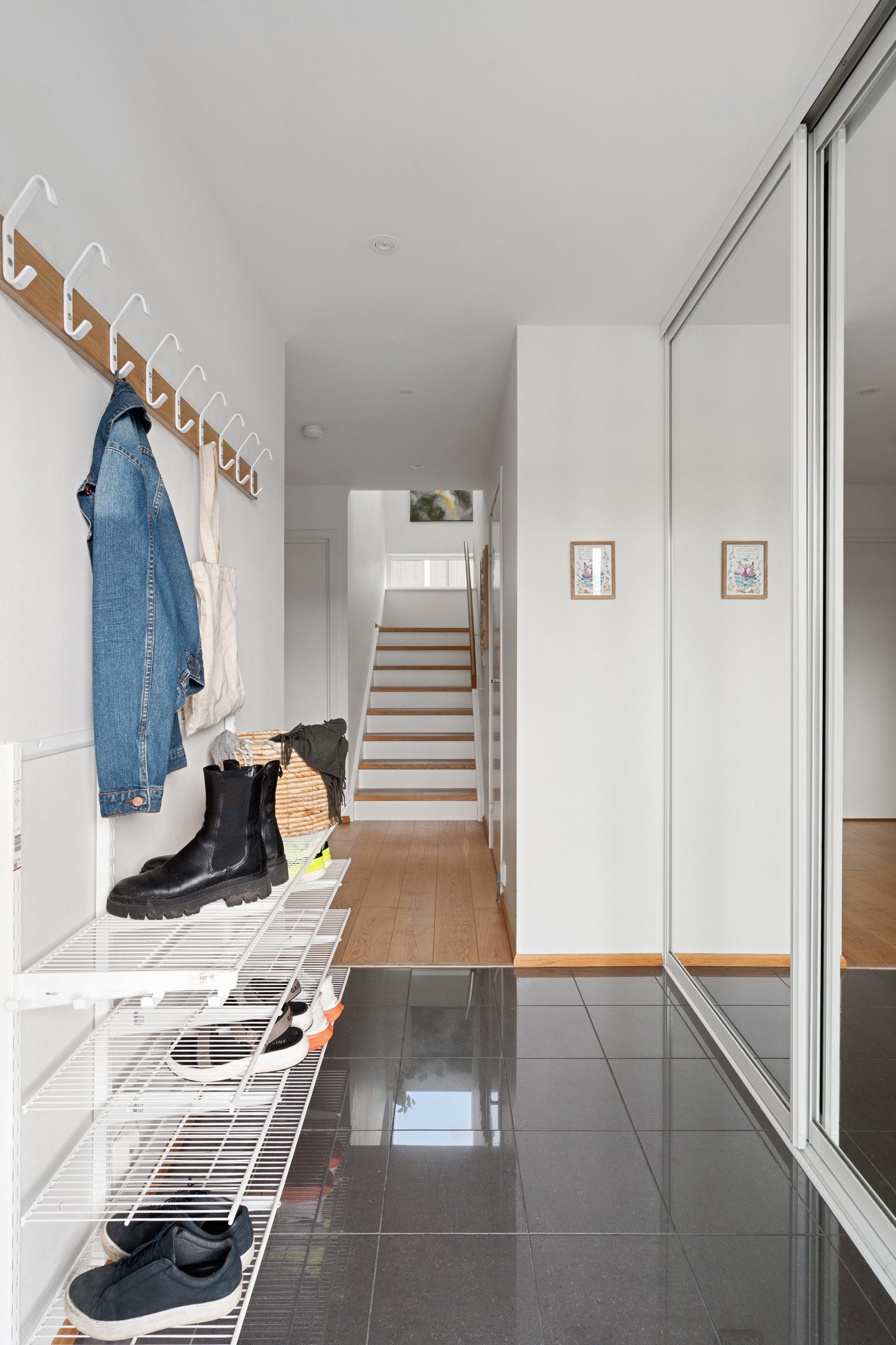 Velkommen inn! Stor skyvedørsgarderobe i entré. God plass for sko og yttertøy.