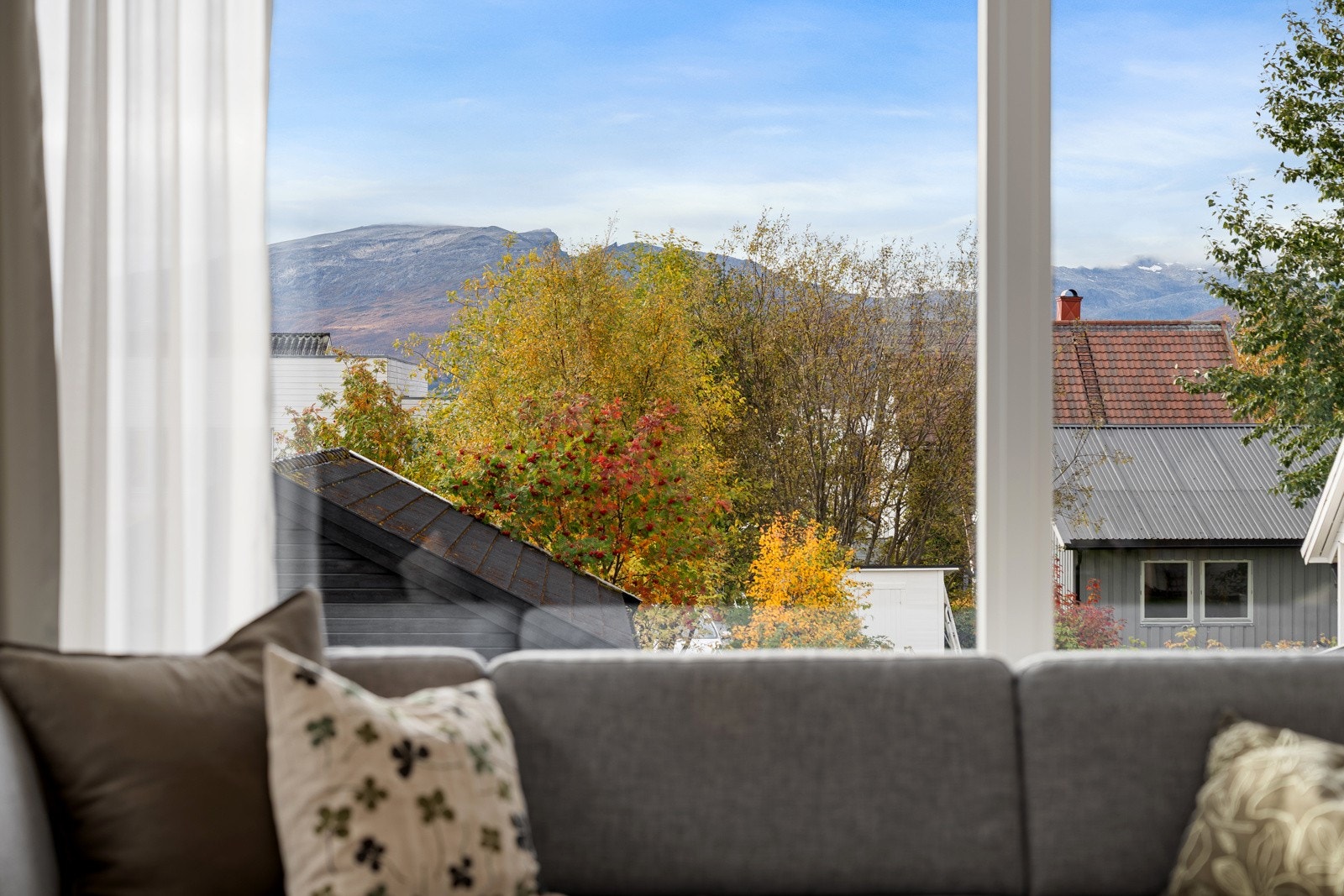 Flere etterspurte kvaliteter som herlige sol- og utsiktsforhold, gjennomgående pen standard og svært attraktiv beliggenhet.