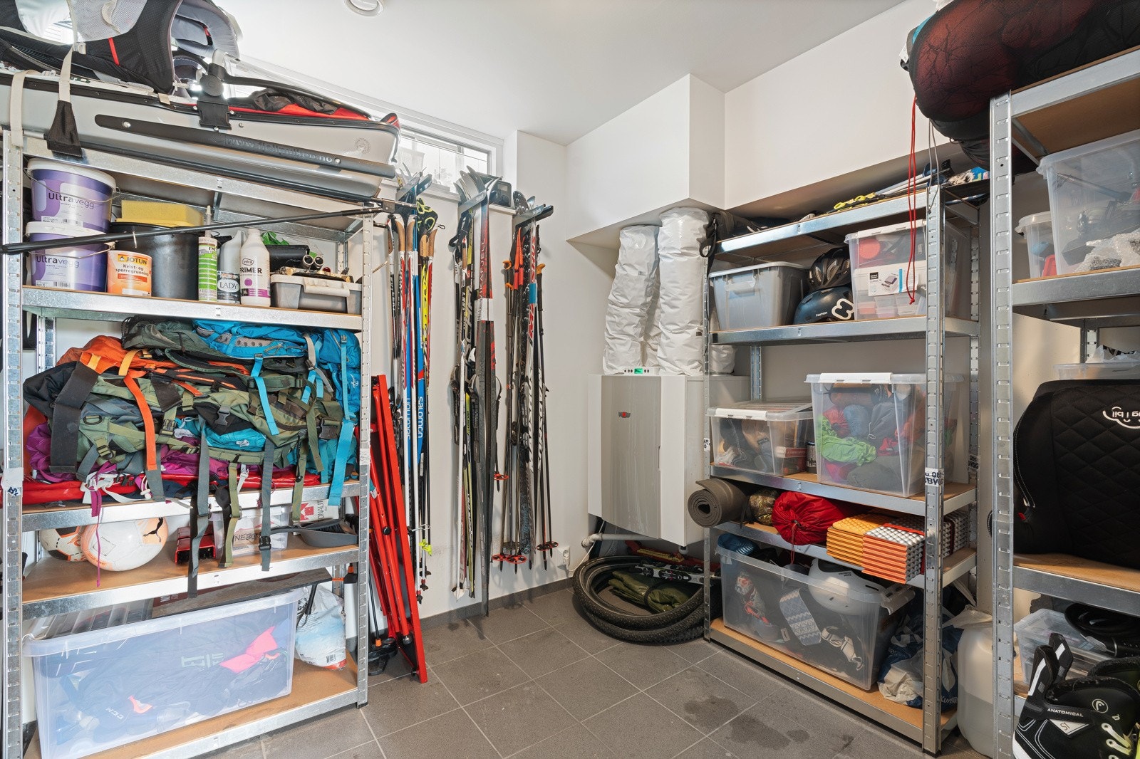 Stor sportsbod i bakkant av carport. Svært god lagringsplass.