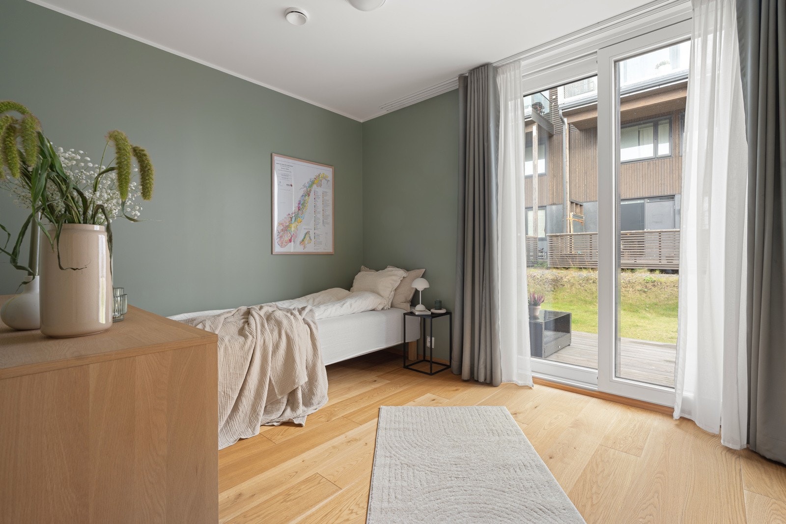 Soverom nr 3 framstår også romslig, og har utgang til baksiden av boligen.