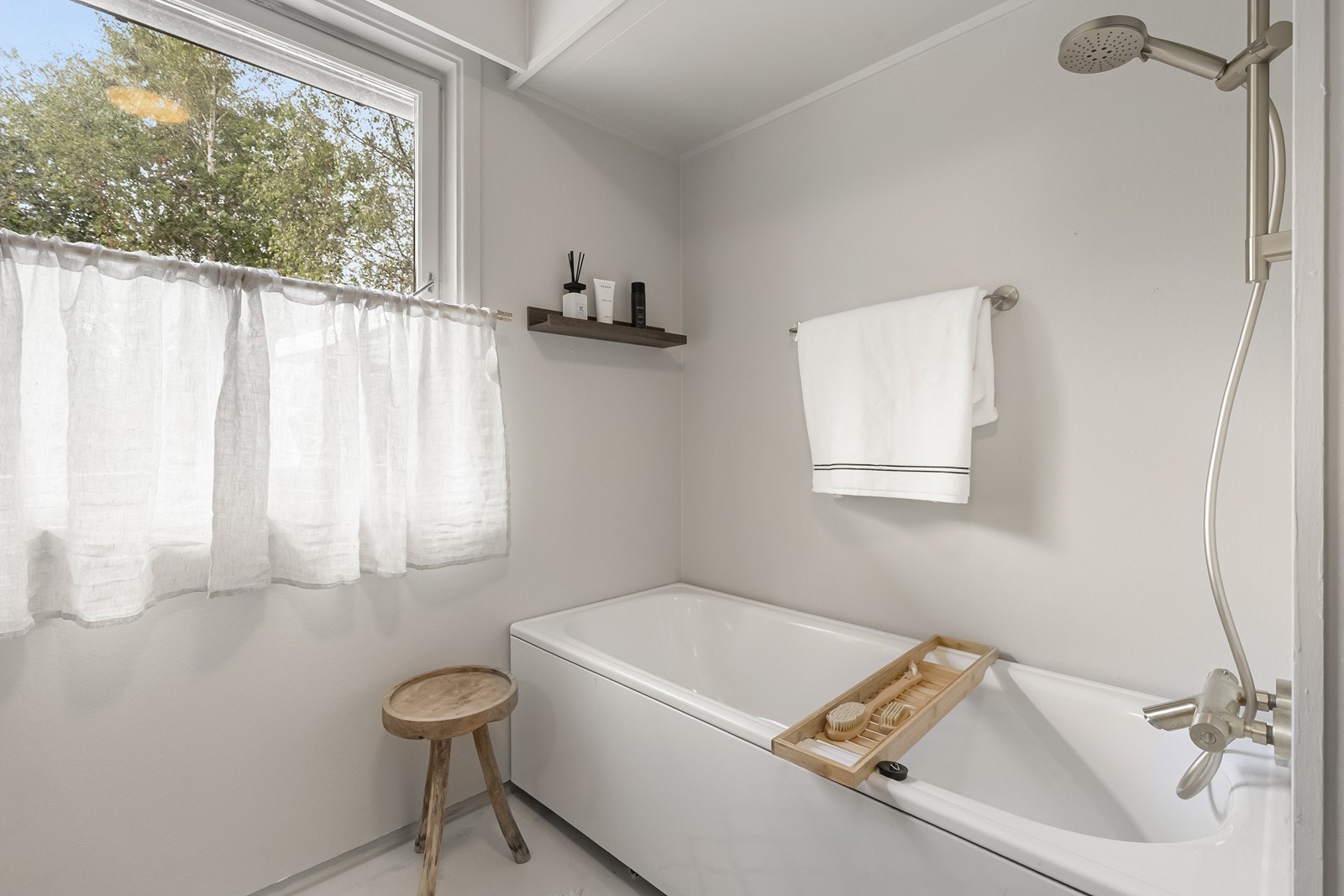 Bad i 2. etasje med badekar Galleribilde
